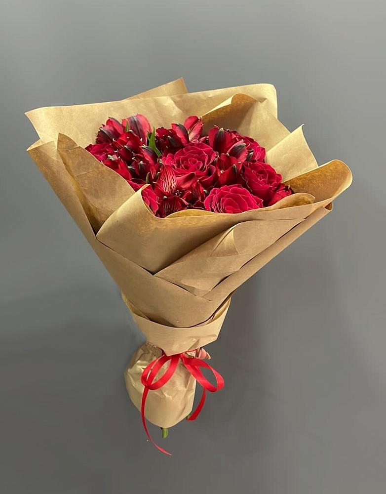 Букет цветов из: Альстромерии и Розы в Петровске-Забайкальском