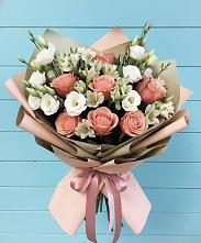 Букет цветов из:  Розы, Альстромерии и Лизиантусы в Петровске-Забайкальском