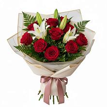 Букет цветов из:  Лилии и Розы в Петровске-Забайкальском
