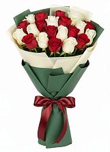 Букет Микс из красных и белых роз в Петровске-Забайкальском