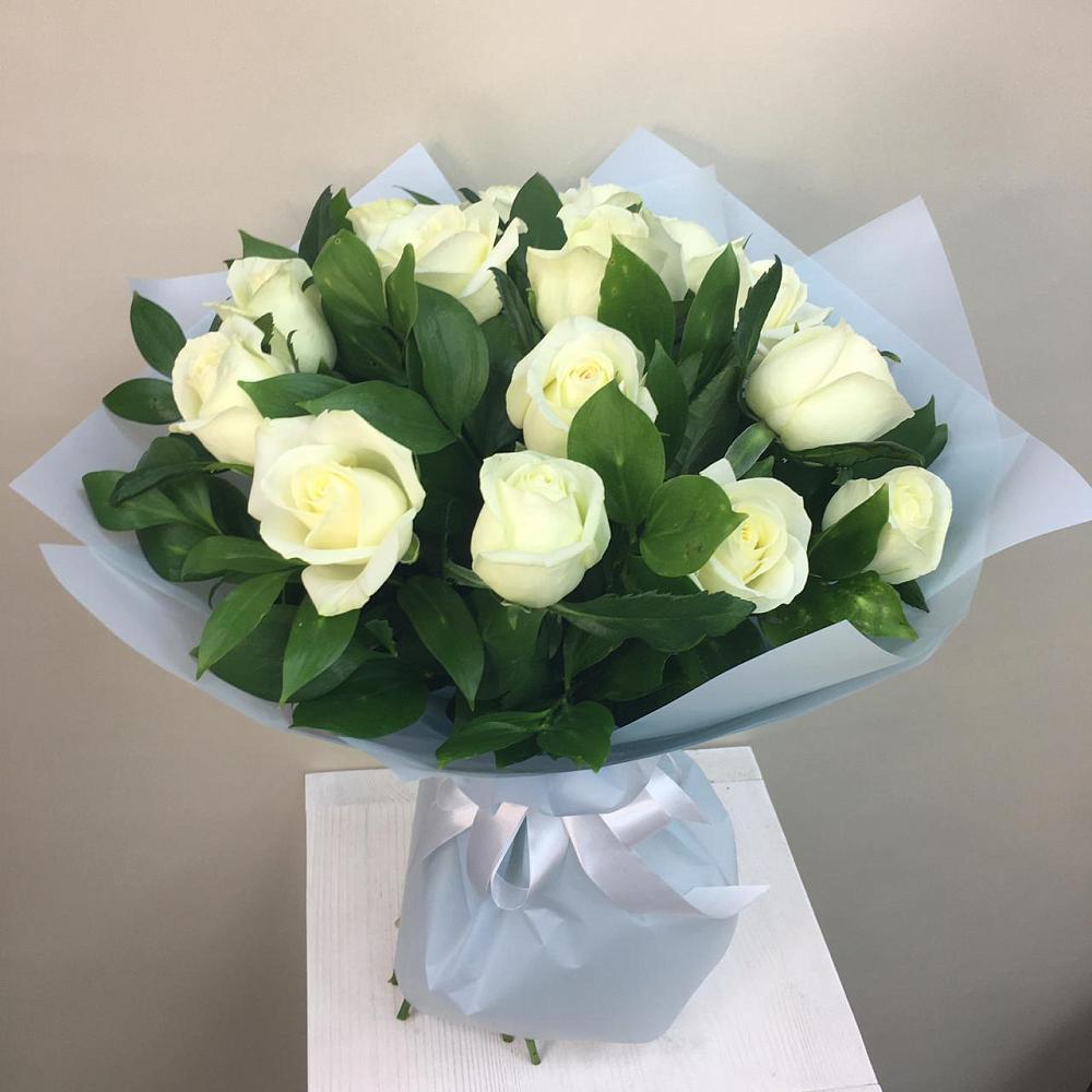 Букет 15 Белых роз Проуд в Петровске-Забайкальском