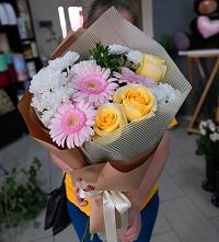 Букет цветов из:  Герберы, Розы и Хризантемы в Петровске-Забайкальском