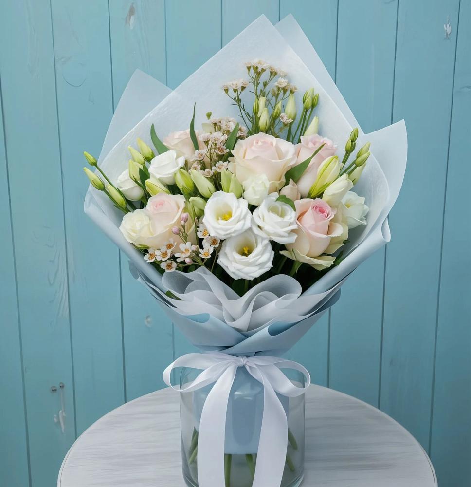 Букет цветов из: Розы и Лизиантусы в Петровске-Забайкальском