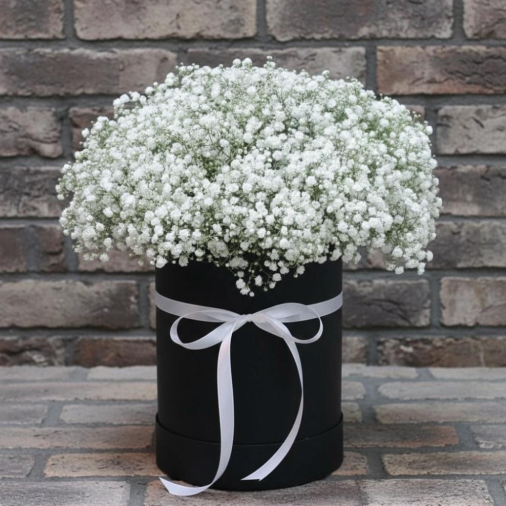 Цветочная композиция из Гипсофила в шляпной коробке в Петровске-Забайкальском