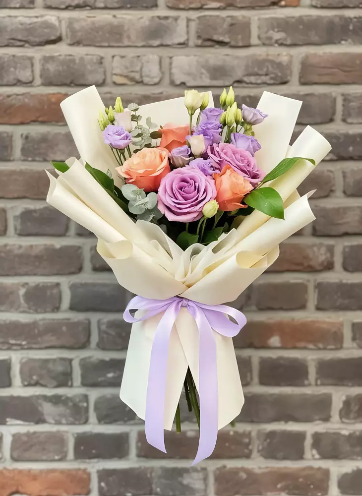 Букет цветов из: Лизиантусы и Розы в Петровске-Забайкальском