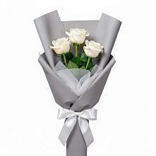 Букет 3 белые розы в Петровске-Забайкальском