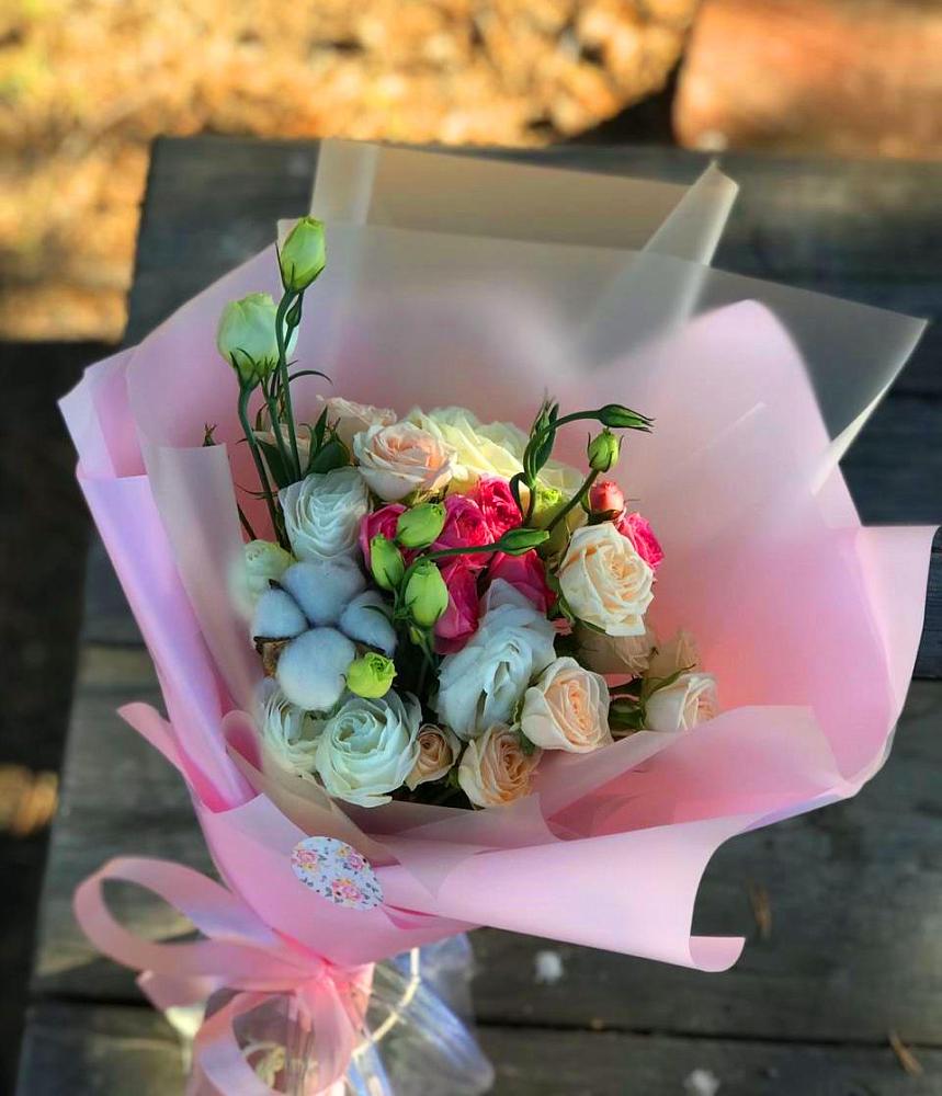 Букет цветов из: Розы и Лизиантусы в Петровске-Забайкальском