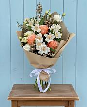 Букет цветов из:  Альстромерии, Лизиантусы, Розы и Хризантемы в Петровске-Забайкальском