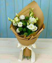 Букет цветов из:  Хризантемы и Лизиантусы в Петровске-Забайкальском