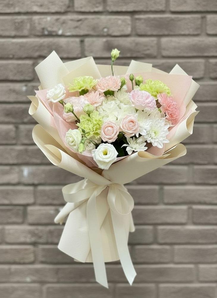 Букет цветов из: Гвоздики, Розы, Лизиантусы и Хризантемы в Петровске-Забайкальском