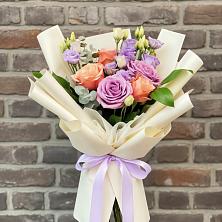 Букет цветов из:  Лизиантусы и Розы в Петровске-Забайкальском