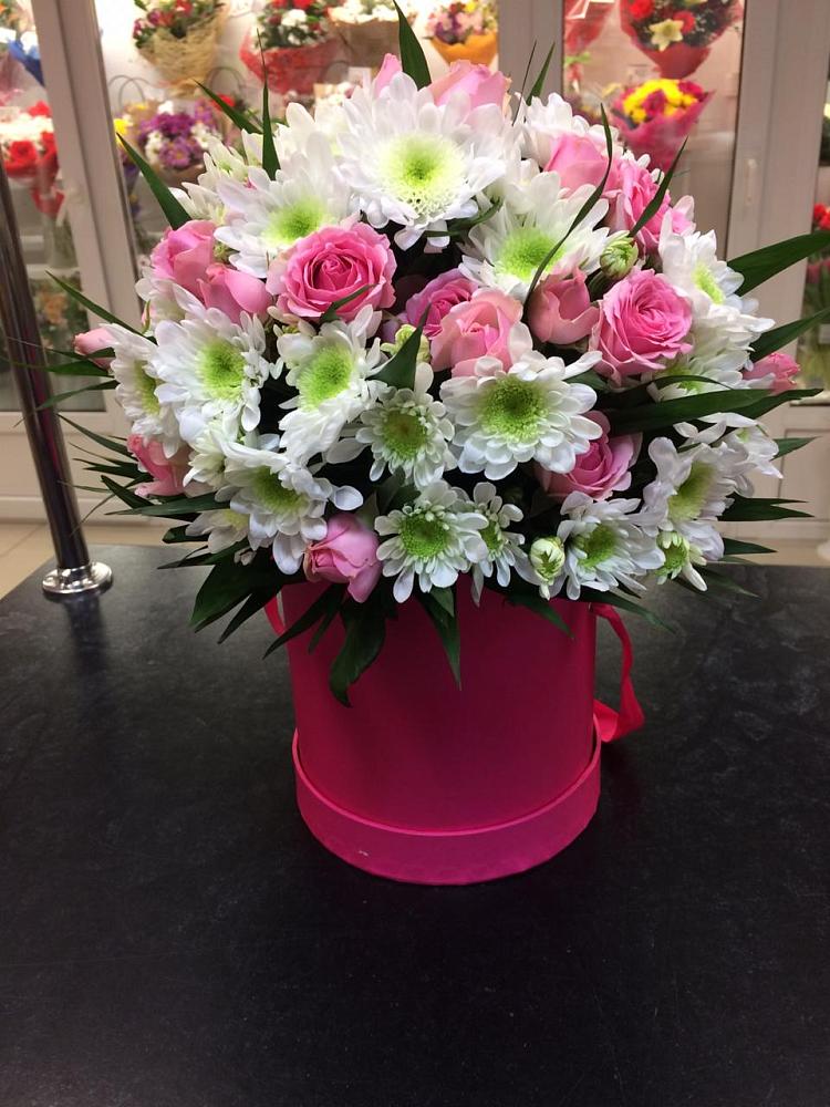 Цветочная композиция из Розы и Хризантемы в шляпной коробке в Петровске-Забайкальском