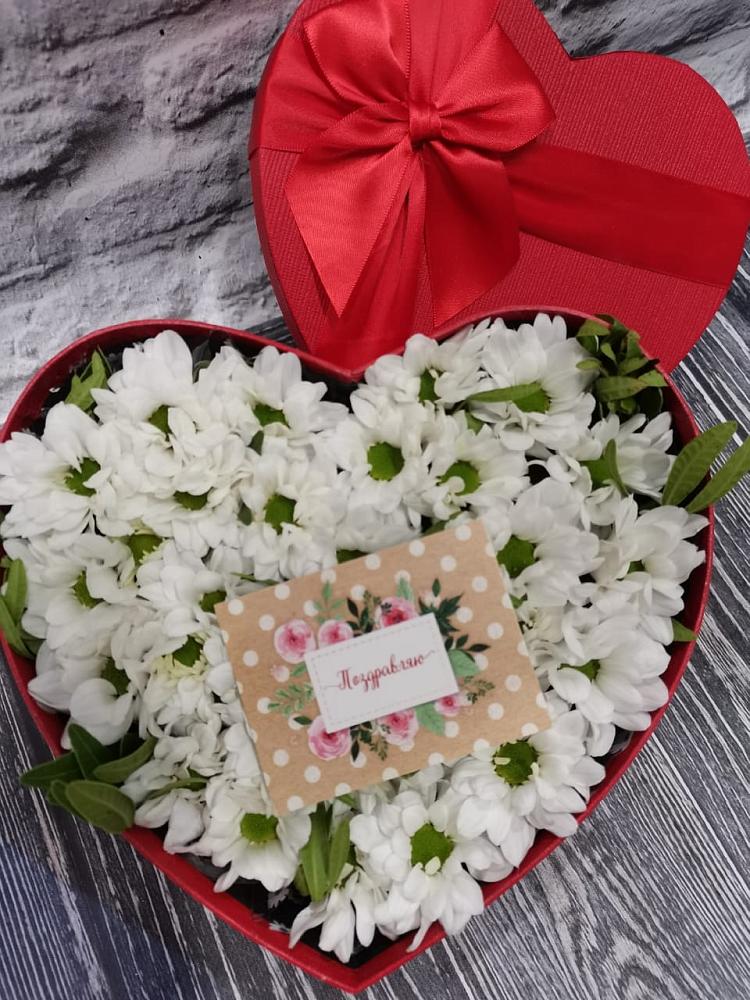 Цветочная композиция из Хризантемы в виде сердца в Петровске-Забайкальском