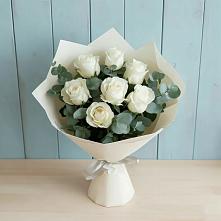 Букет Белые розы в Эвкалипте в Петровске-Забайкальском