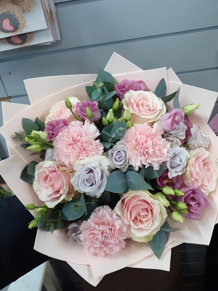 Букет цветов из: Розы, Гвоздики и Лизиантусы в Петровске-Забайкальском