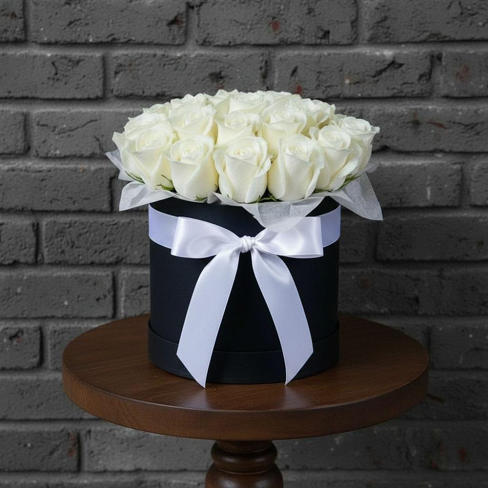 Цветочная композиция из Розы в шляпной коробке в Петровске-Забайкальском