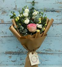 Букет цветов из:  Розы и Лизиантусы в Петровске-Забайкальском