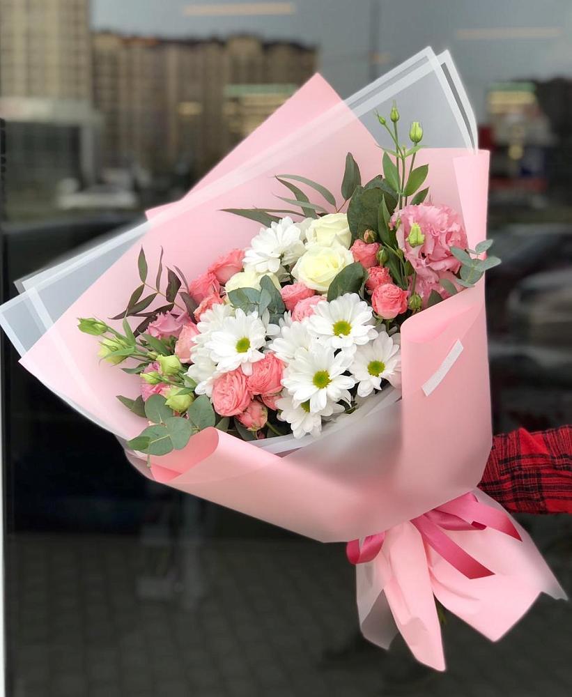 Букет нежный в Петровске-Забайкальском Букет цветов из: Розы, Лизиантусы и Хризантемы в Петровске-Забайкальском