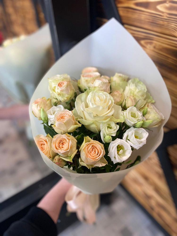 Букет цветов из: Розы и Лизиантусы в Петровске-Забайкальском