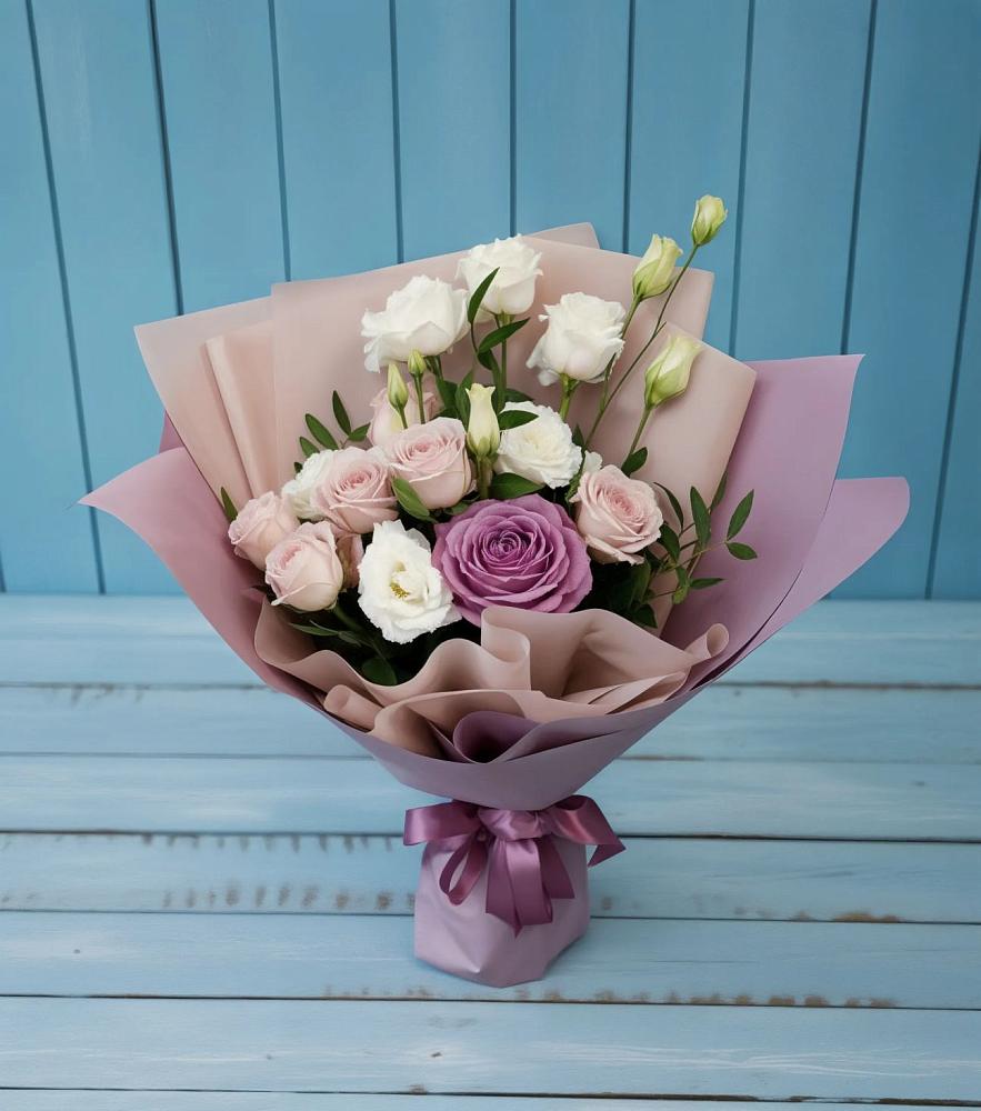 Букет цветов из: Розы и Лизиантусы в Петровске-Забайкальском